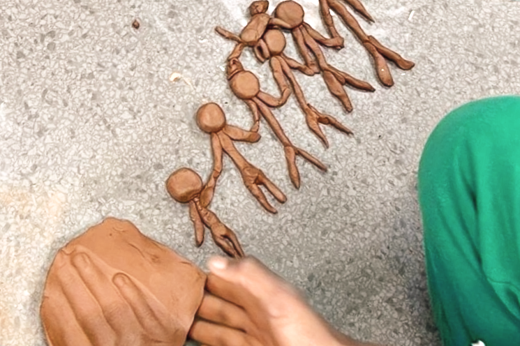 Enfant en séance d'art-thérapie à Strasbourg