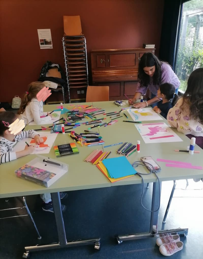 Diana Gil Boix animant un atelier créatif avec des enfants à Strasbourg